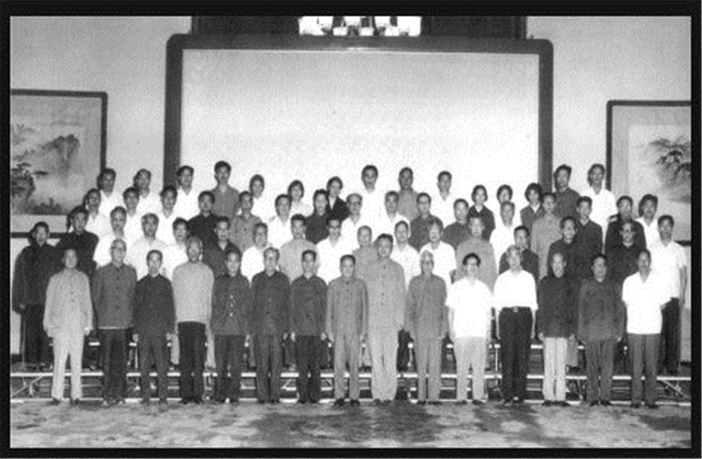 1977年8月，邓小平与参加科学和教育工作座谈会的科教工作者代表合影（三排座二为温元凯）
